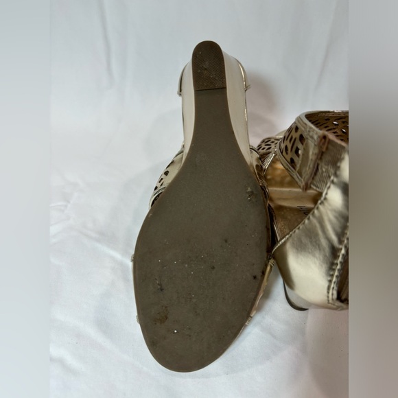 Metallic gold ladies sandals - Picture 4 of 4